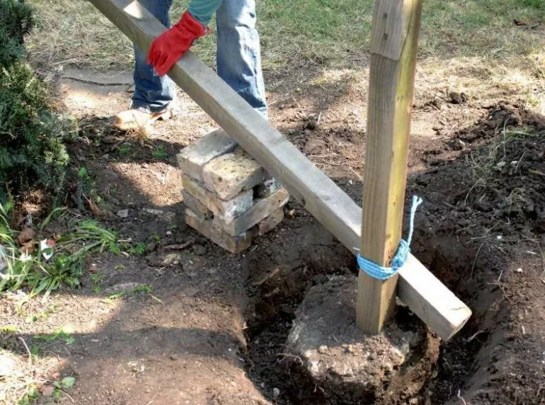 Как легко вытащить бетонный столб с основанием из земли без специального оборудования