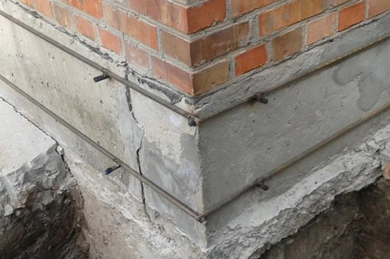 Как предотвратить трещины в фундаменте во время усадки дома?