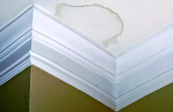 Как убрать пятна на потолке после плохой покраске